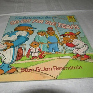 The Berenstain Bears GO OUT FOR THE TEAM Color Illustrated Paperback Kids Book